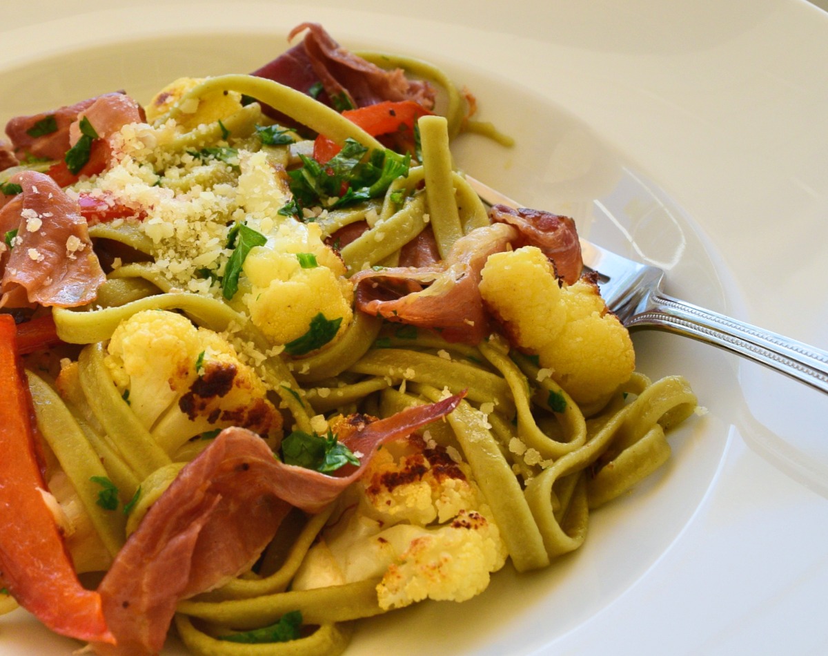 Spinach Fettuccine with roasted Cauliflower and Peppers